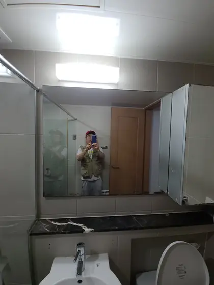 거울 교체 — 세면대 위 기존 거울과 수납장
