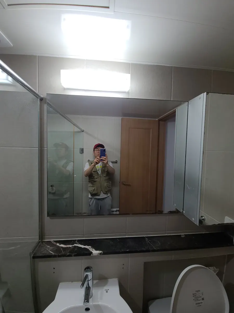 거울 교체 — 세면대 위 기존 거울과 수납장