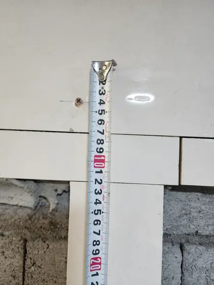 화장실 거울 철거 — 줄자로 벽 치수 확인